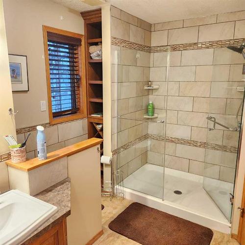 40 Coachwood Road West, Lethbridge, AB - Indoor Photo Showing Bathroom