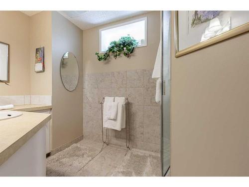 231077 Twp Rd 100A, Rural Lethbridge County, AB - Indoor Photo Showing Bathroom