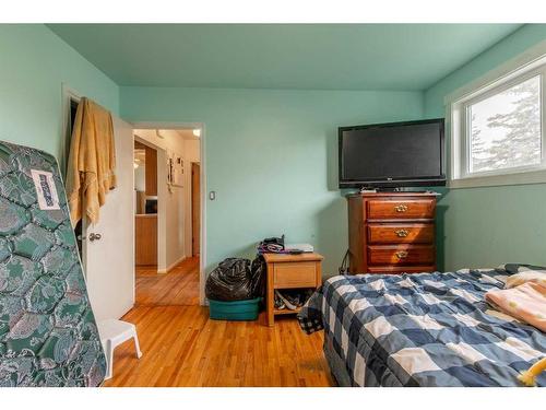 230 4 Street East, Cardston, AB - Indoor Photo Showing Bedroom