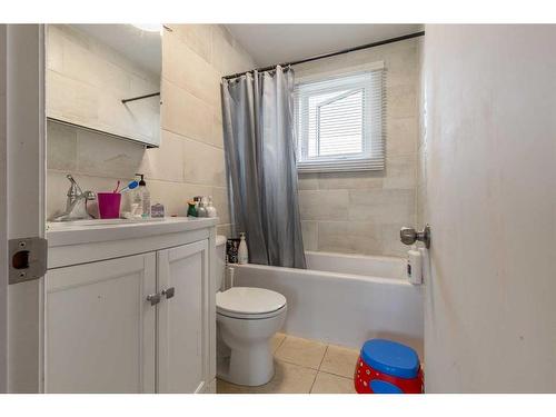 230 4 Street East, Cardston, AB - Indoor Photo Showing Bathroom