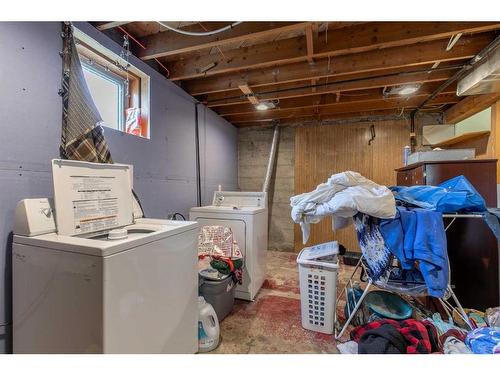 230 4 Street East, Cardston, AB - Indoor Photo Showing Laundry Room