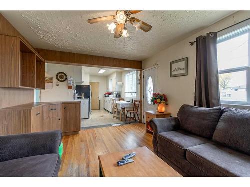 230 4 Street East, Cardston, AB - Indoor Photo Showing Living Room
