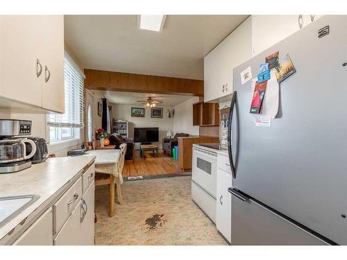 230 4 Street East, Cardston, AB - Indoor Photo Showing Kitchen
