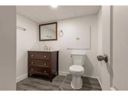 232 3 Avenue E, Bow Island, AB - Indoor Photo Showing Bathroom