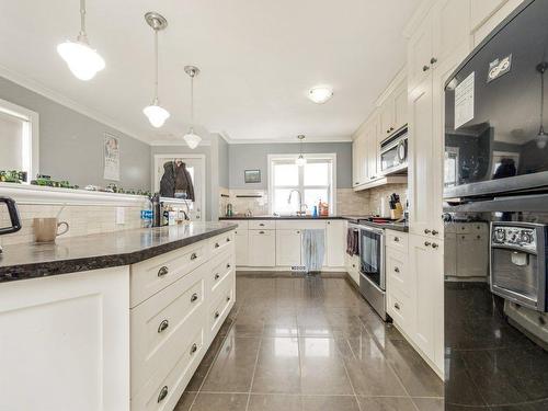 13498 Range Road 164, Vauxhall, AB - Indoor Photo Showing Kitchen With Upgraded Kitchen