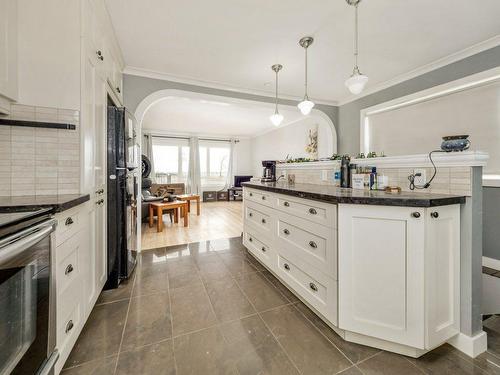 13498 Range Road 164, Vauxhall, AB - Indoor Photo Showing Kitchen With Upgraded Kitchen