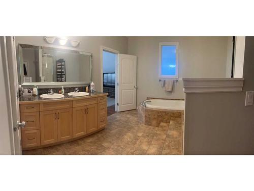 560 7A Avenue West, Cardston, AB - Indoor Photo Showing Bathroom