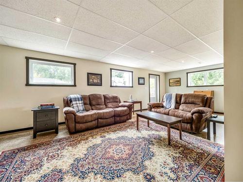17 Huckleberry Crescent, Rural Taber, M.D. Of, AB - Indoor Photo Showing Living Room