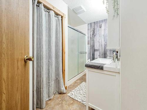 735 Blairmore Street, Pincher Creek, AB - Indoor Photo Showing Bathroom