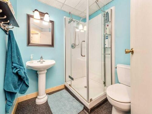 735 Blairmore Street, Pincher Creek, AB - Indoor Photo Showing Bathroom