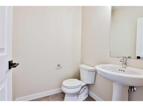 2-18 Riverford Close West, Lethbridge, AB - Indoor Photo Showing Bathroom