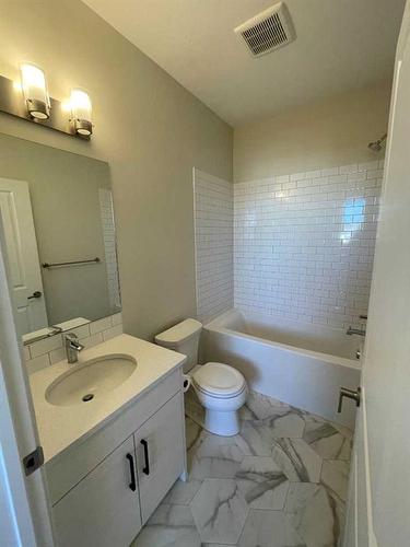 975 40 Avenue North, Lethbridge, AB - Indoor Photo Showing Bathroom