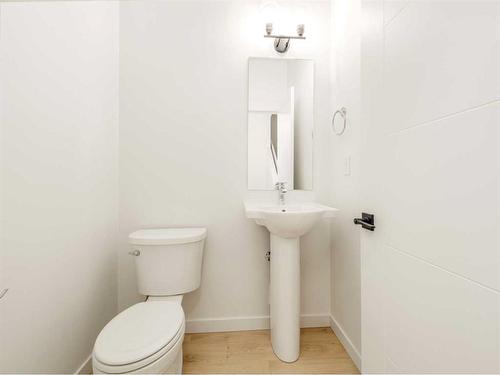 4334 28 Avenue South, Lethbridge, AB - Indoor Photo Showing Bathroom
