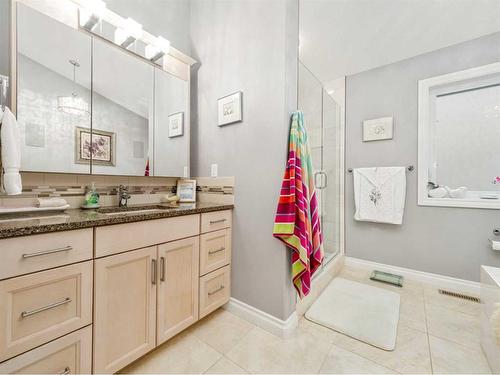 295 Canyon Boulevard West, Lethbridge, AB - Indoor Photo Showing Bathroom