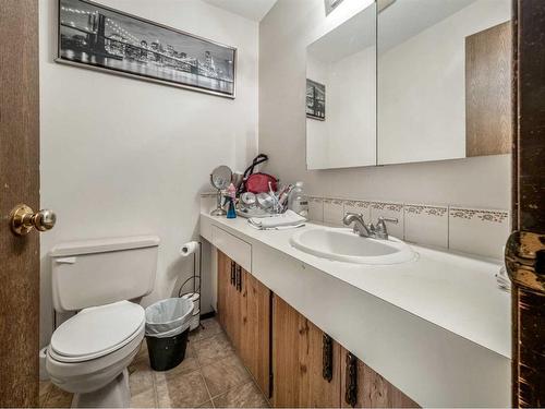 1715 1 Avenue North, Lethbridge, AB - Indoor Photo Showing Bathroom