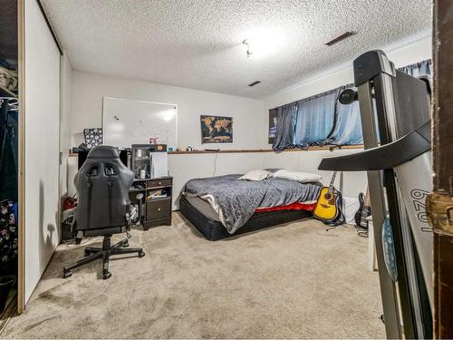 1715 1 Avenue North, Lethbridge, AB - Indoor Photo Showing Bedroom