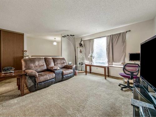1715 1 Avenue North, Lethbridge, AB - Indoor Photo Showing Living Room