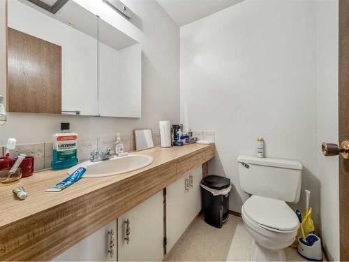 1715 1 Avenue North, Lethbridge, AB - Indoor Photo Showing Bathroom