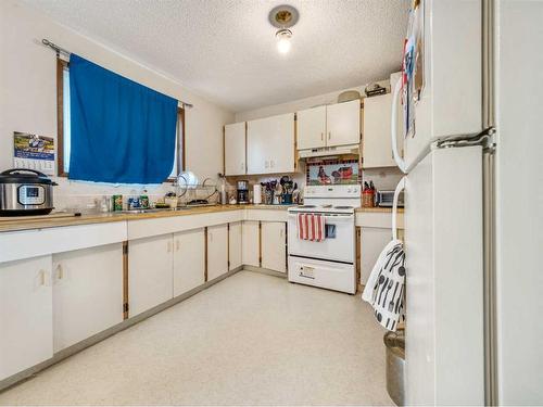 1715 1 Avenue North, Lethbridge, AB - Indoor Photo Showing Kitchen With Double Sink