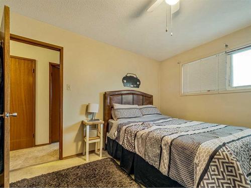 118 18 Street North, Lethbridge, AB - Indoor Photo Showing Bedroom