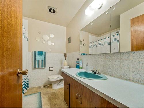 118 18 Street North, Lethbridge, AB - Indoor Photo Showing Bathroom