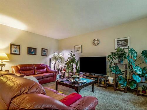 118 18 Street North, Lethbridge, AB - Indoor Photo Showing Living Room