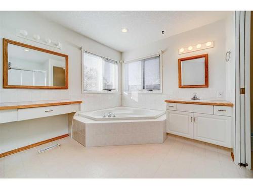 230 Mcmaster Boulevard West, Lethbridge, AB - Indoor Photo Showing Bathroom