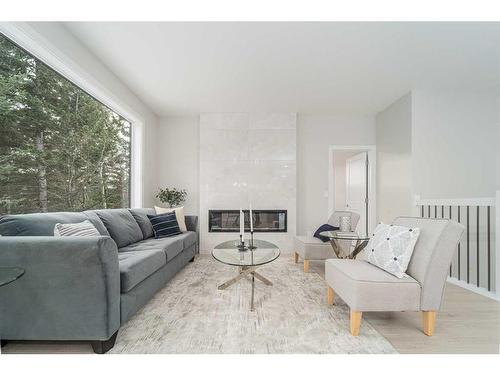 1 Kananaskis Drive, Coleman, AB - Indoor Photo Showing Living Room