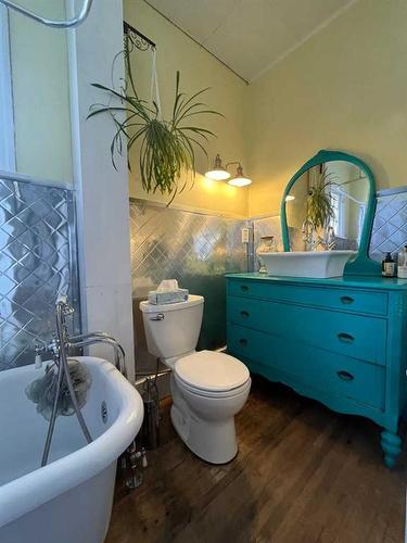 309 4 Avenue, Warner, AB - Indoor Photo Showing Bathroom