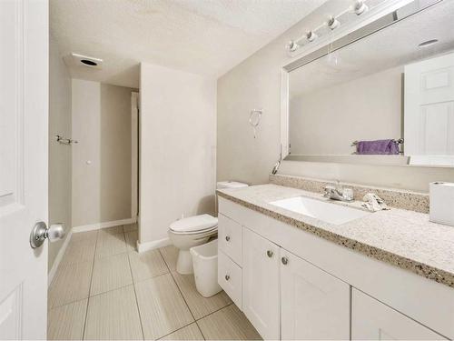 4408 56 Avenue, Taber, AB - Indoor Photo Showing Bathroom