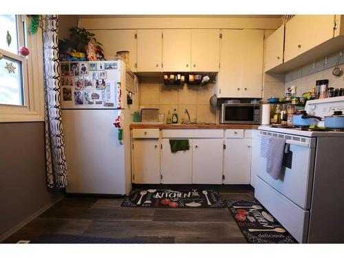 228, 230 Mayor Magrath Drive North, Lethbridge, AB - Indoor Photo Showing Kitchen