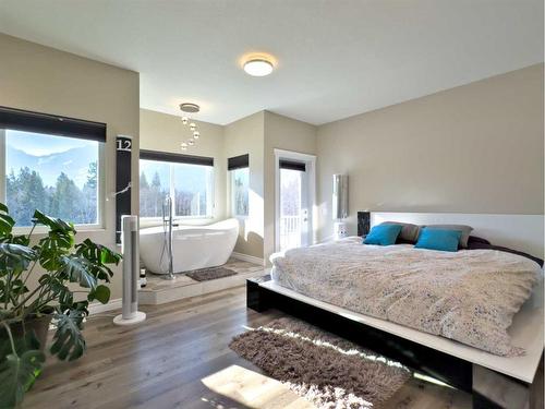 2301 Tecumseh Road, Rural Crowsnest Pass, AB - Indoor Photo Showing Bedroom