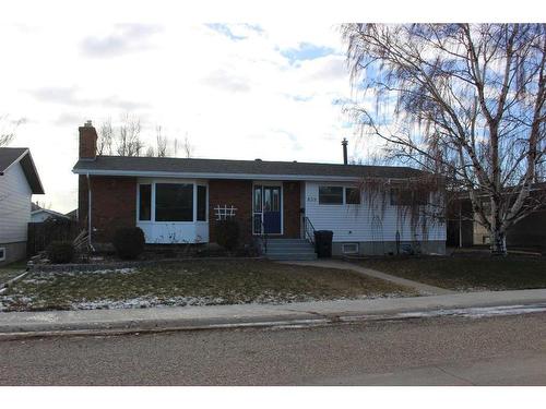 639 Maple Drive, Picture Butte, AB - Outdoor