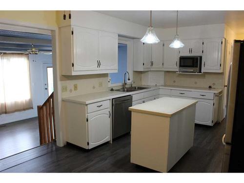 639 Maple Drive, Picture Butte, AB - Indoor Photo Showing Kitchen With Double Sink