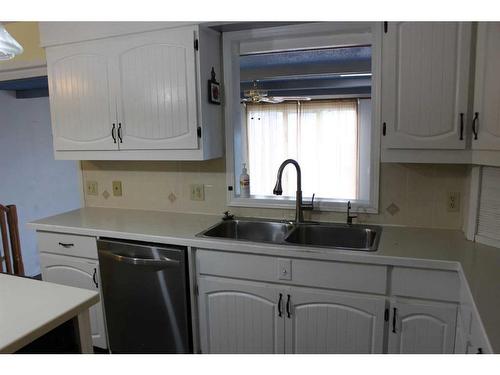 639 Maple Drive, Picture Butte, AB - Indoor Photo Showing Kitchen