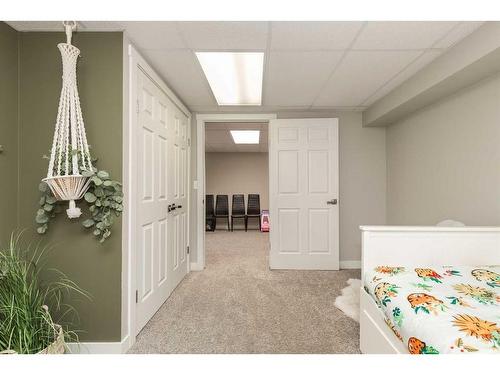 100021 Range Road 220, Rural Lethbridge County, AB - Indoor Photo Showing Bedroom