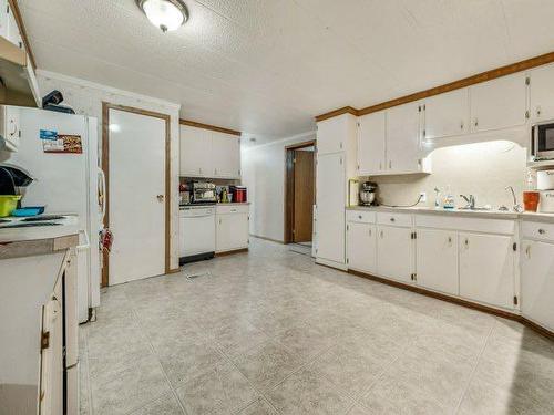 151047 Range Road 171, Enchant, AB - Indoor Photo Showing Kitchen