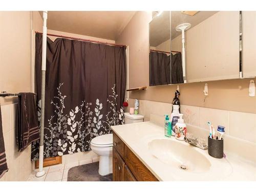518 12 Street South, Lethbridge, AB - Indoor Photo Showing Bathroom
