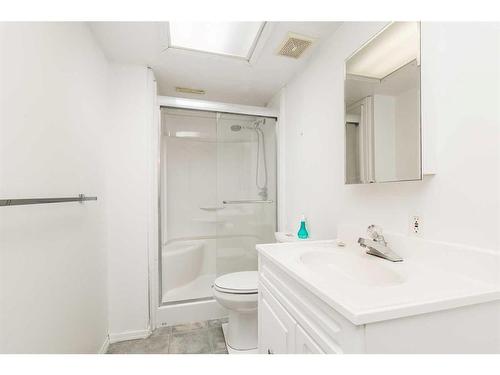518 12 Street South, Lethbridge, AB - Indoor Photo Showing Bathroom