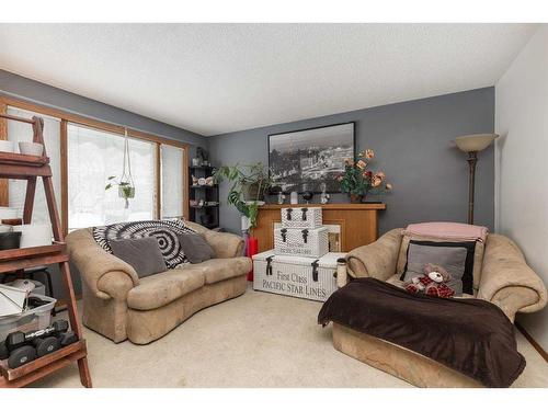 518 12 Street South, Lethbridge, AB - Indoor Photo Showing Living Room