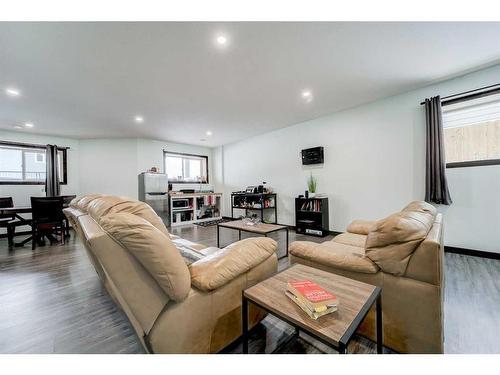 30 Prairie Lake Drive, Taber, AB - Indoor Photo Showing Living Room