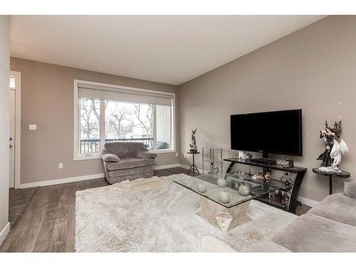833 17 Street South, Lethbridge, AB - Indoor Photo Showing Living Room