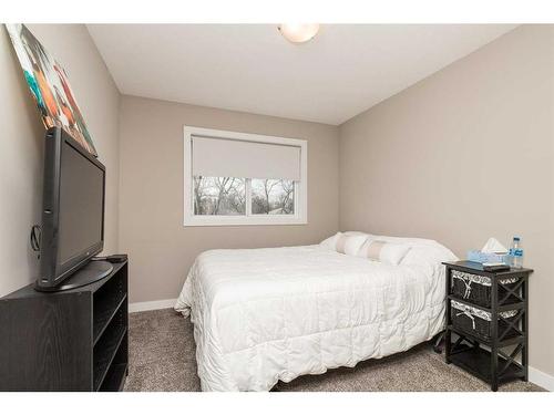 833 17 Street South, Lethbridge, AB - Indoor Photo Showing Bedroom