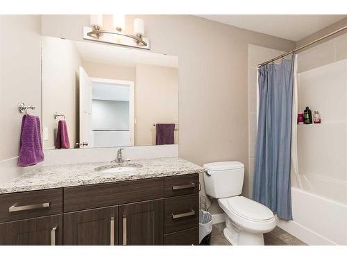 833 17 Street South, Lethbridge, AB - Indoor Photo Showing Bathroom