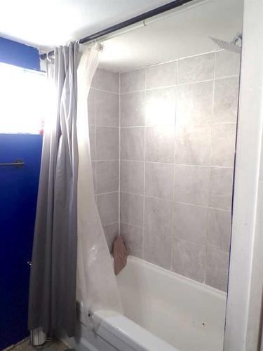 6202 50 Street, Taber, AB - Indoor Photo Showing Bathroom