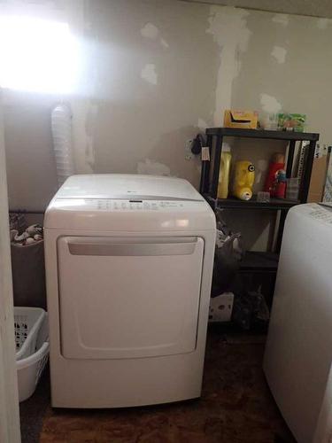 6202 50 Street, Taber, AB - Indoor Photo Showing Laundry Room