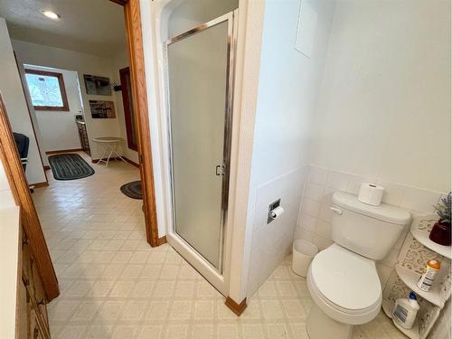 6115 Range Road 302, Rural Pincher Creek No. 9, M.D. Of, AB - Indoor Photo Showing Bathroom