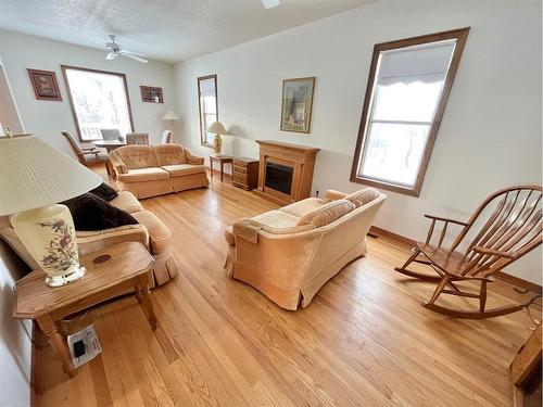 6115 Range Road 302, Rural Pincher Creek No. 9, M.D. Of, AB - Indoor Photo Showing Living Room
