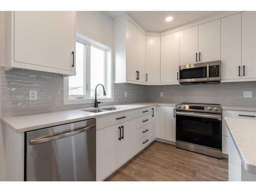 359 9 Street, Fort Macleod, AB - Indoor Photo Showing Kitchen With Double Sink With Upgraded Kitchen