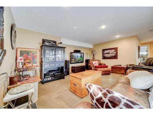 100049 Rng Rd 184, Taber, AB - Indoor Photo Showing Living Room